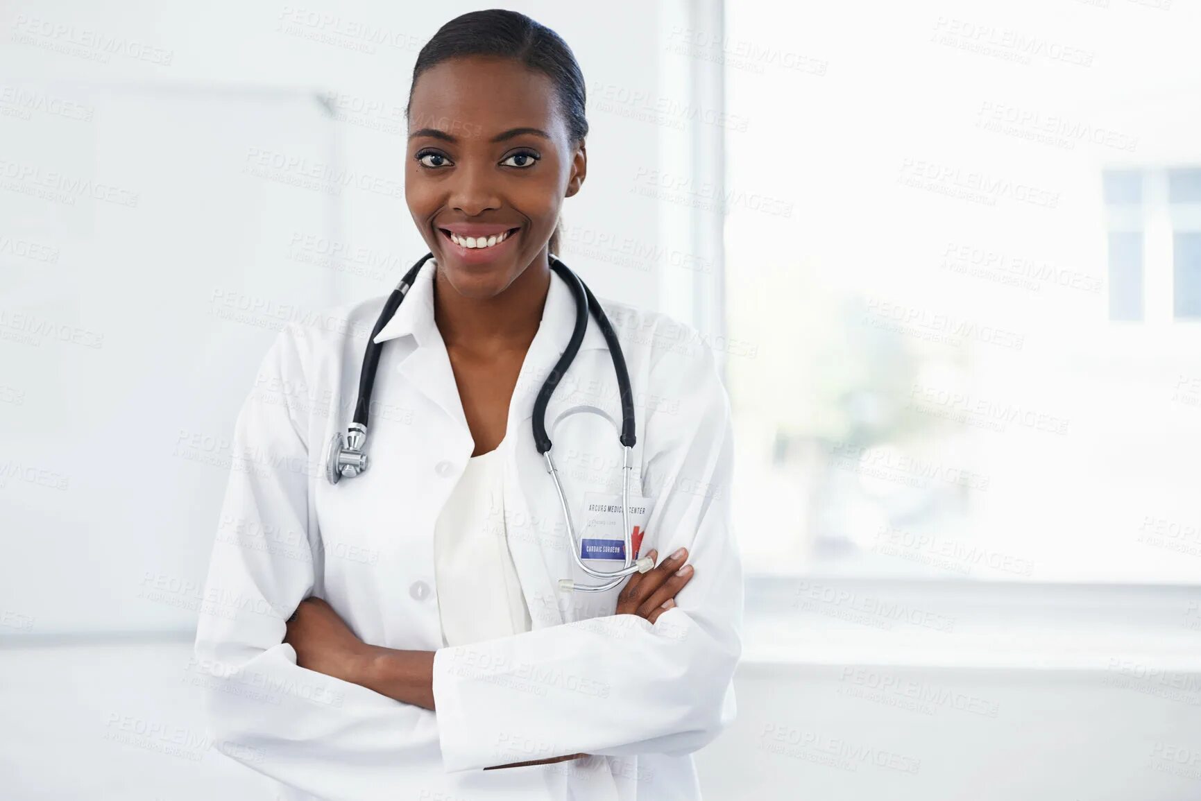Темнокожие врачи женщины. Африканка женщина врач. Чернокожая врач женщина. Врач афроамериканец женщина.