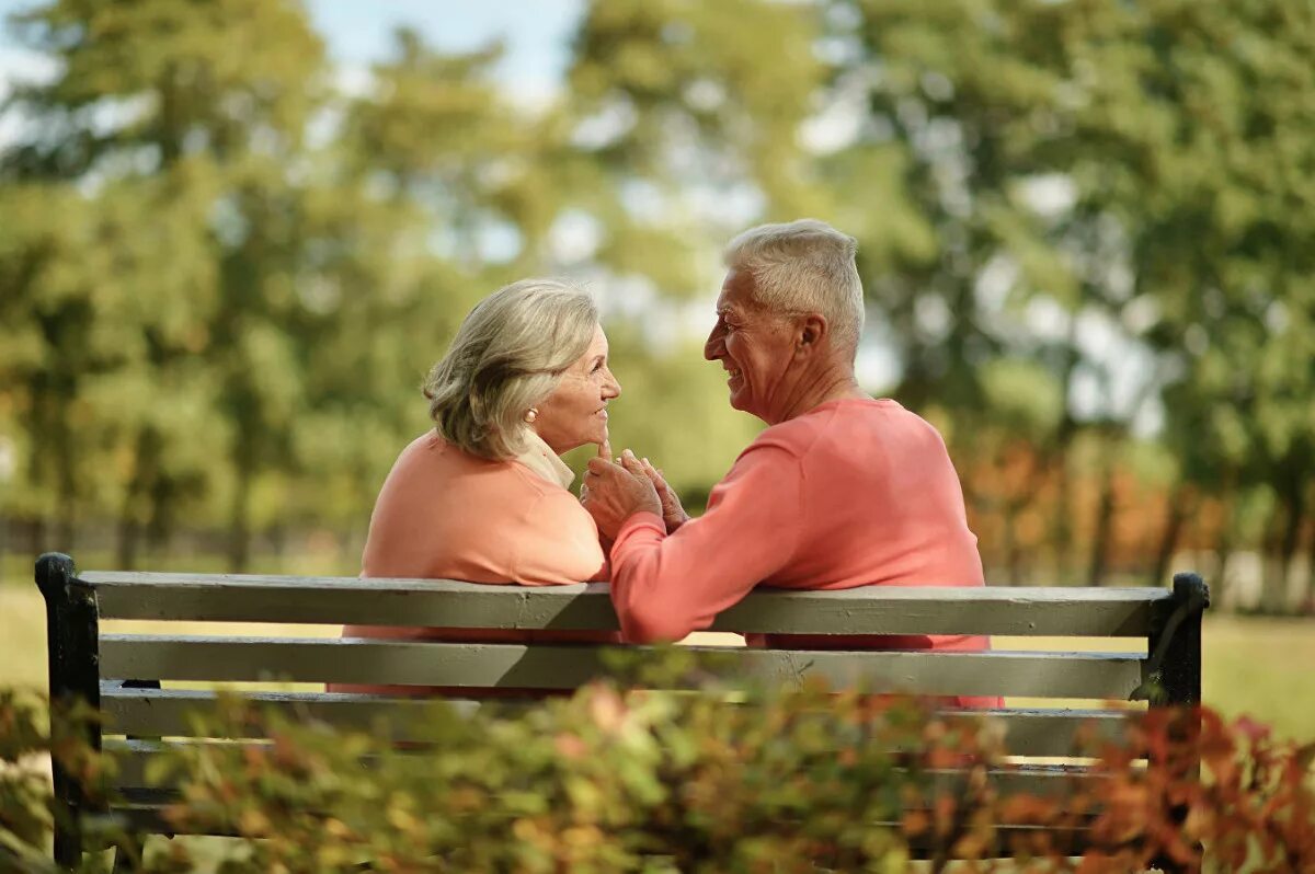 пенсионеры фото. пенсионеры и дети. старички на лавочке. счастливые пожилые люди. пожилой мужчина.