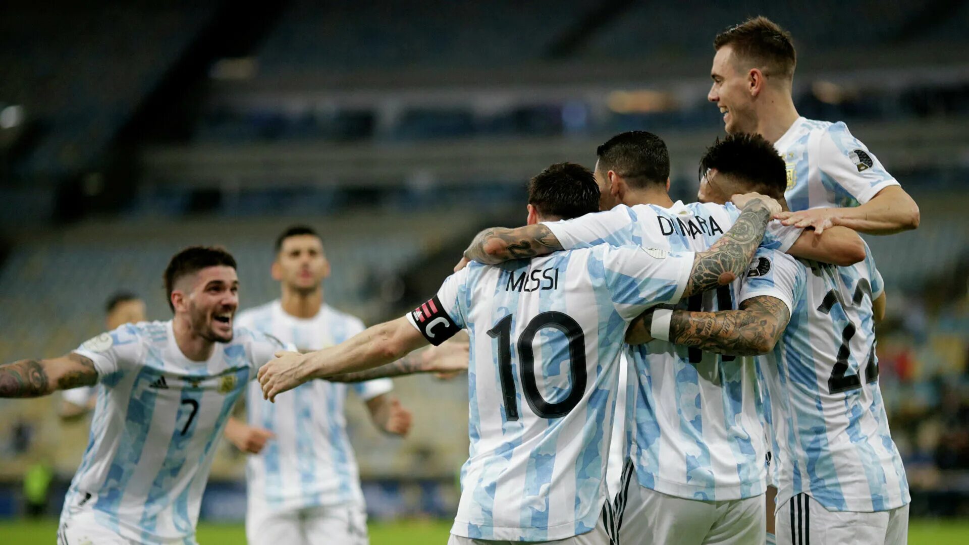 Национальная сборная аргентины. Сборная Аргентины по футболу 2021. Агуэро с Кубком Америки. Сборная Аргентины копа Америка 2021. Паредес сборная Аргентины.