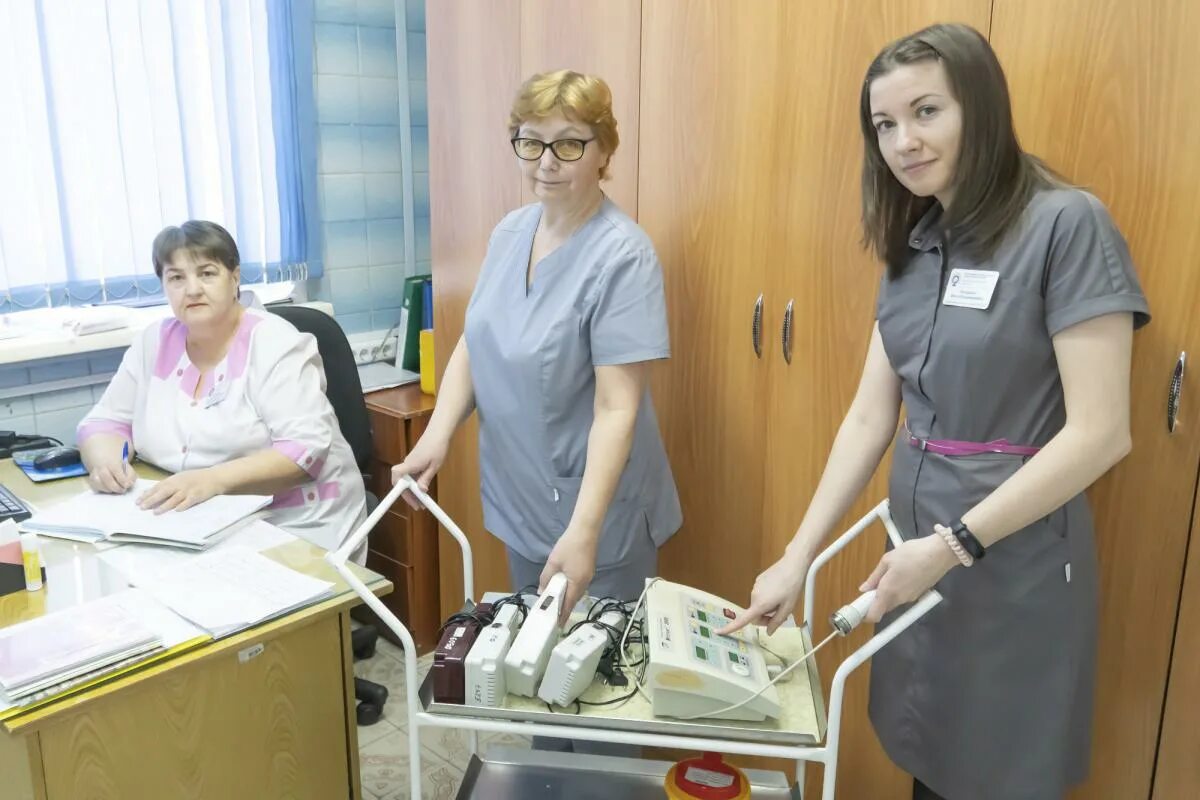 Физиотерапевтическое оборудование в отдельных кабинках. Физиотерапия. Физиотерапия электрофорез увч. Кабинет лфк в поликлинике. Аппарат увт бтл.