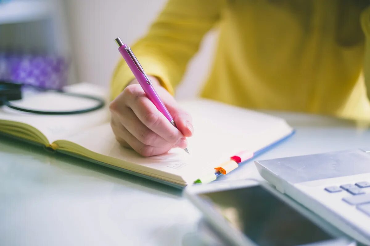 Multiple choice фон. В тетрадь писать синей ручкой. Written top. Писатель за ноутбуком. Топ 5 причин.