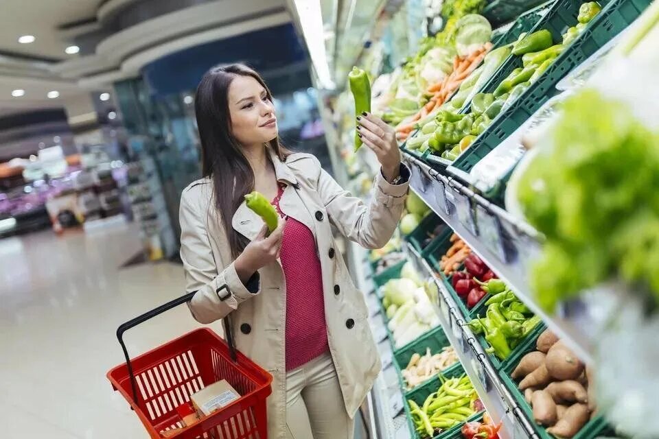 Бесполезные покупки. Покупатель в магазине. Продукты в супермаркете. Женщина выбирает продукты. Овощи в супермаркете покупатель.