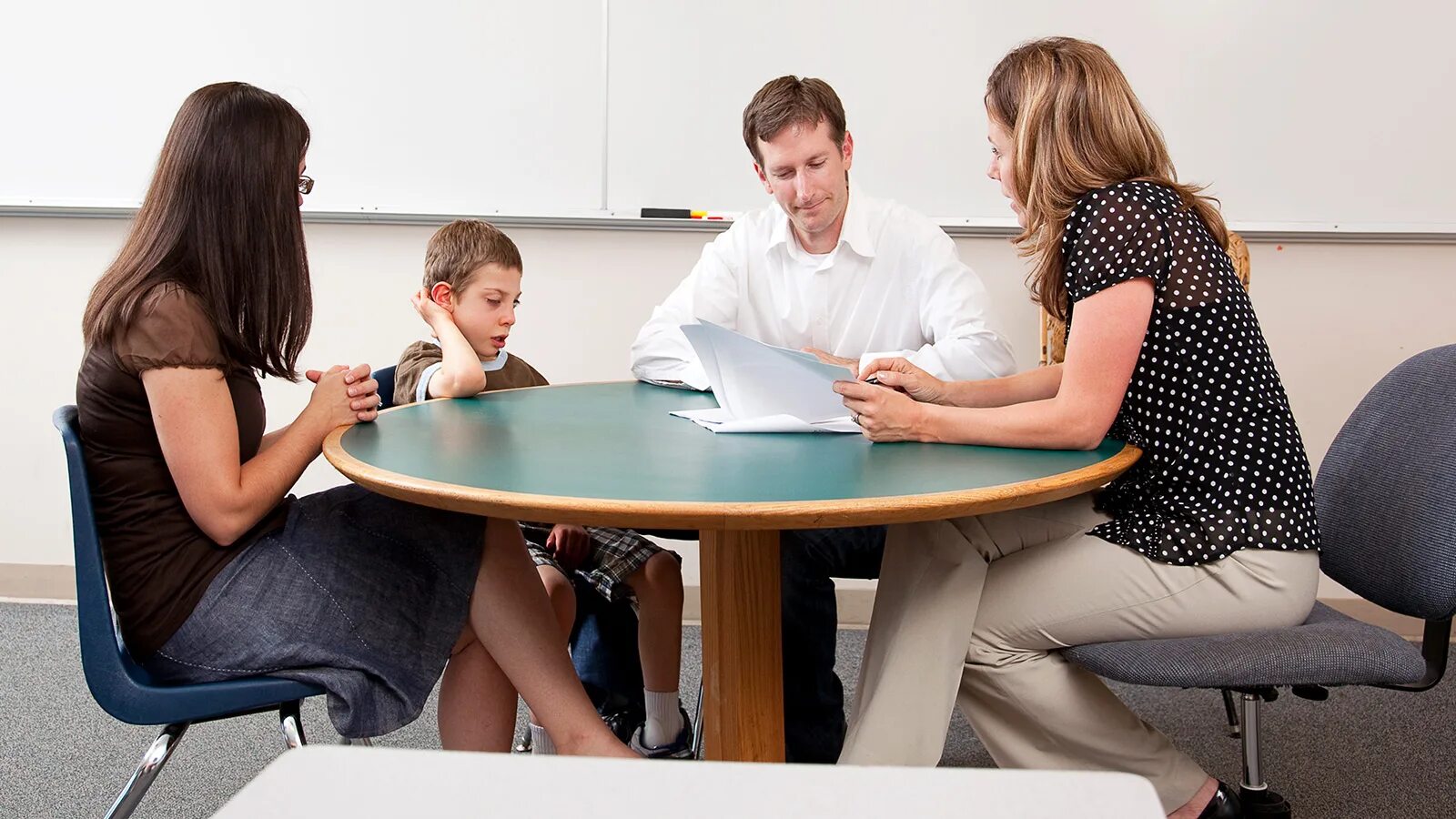 Teacher conferences. Педагог психолог. Беседа учителя с родителями. Родители в школе. Учитель и родители.