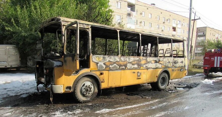 Кладбище школьных автобусов 66 глава. Сгоревший школьный автобус. Разрушенный школьный автобус. Автобус Донецк.