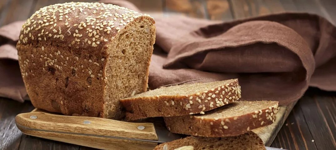 Черный хлеб польза и вред. Отрубной хлеб. Хлеб с отрубями. Отрубной хлеб польза. Навашинский хлеб чёрный.