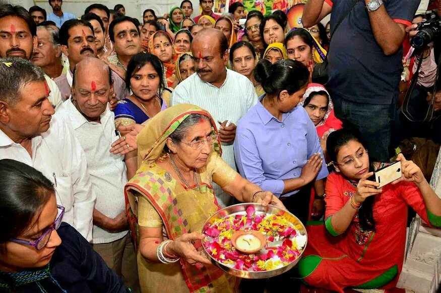 Нарендра моди жена. Джашодабен чиманлал. Приянка чопра и нарендра моди. Jashodaben narendrabhai modi. Jashodaben narendrabhai modi и дети.