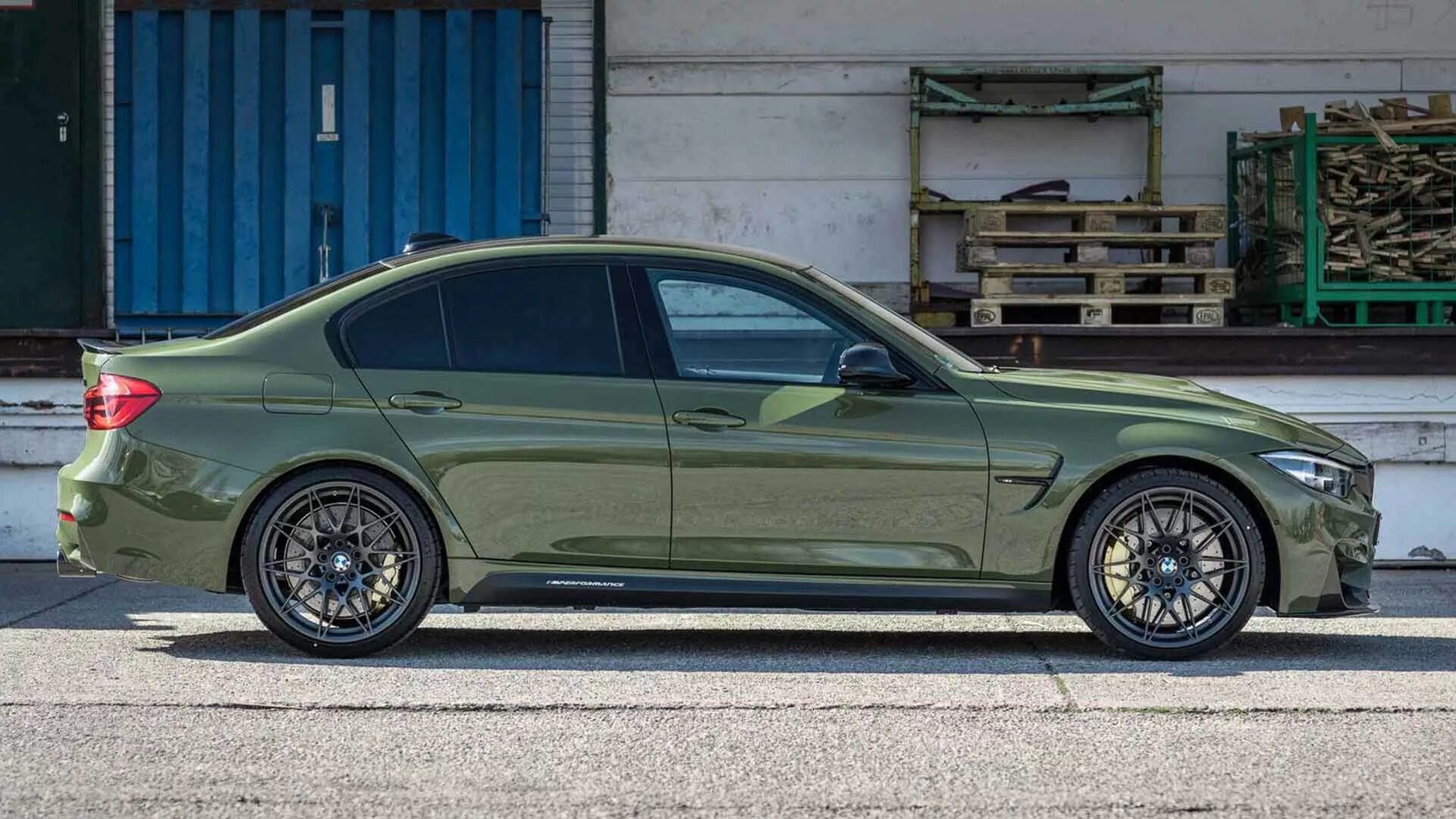 Бмв хаки. BMW m5 Urban Green. BMW m3 Urban Green. БМВ м3 хаки. BMW m3 оливковый.