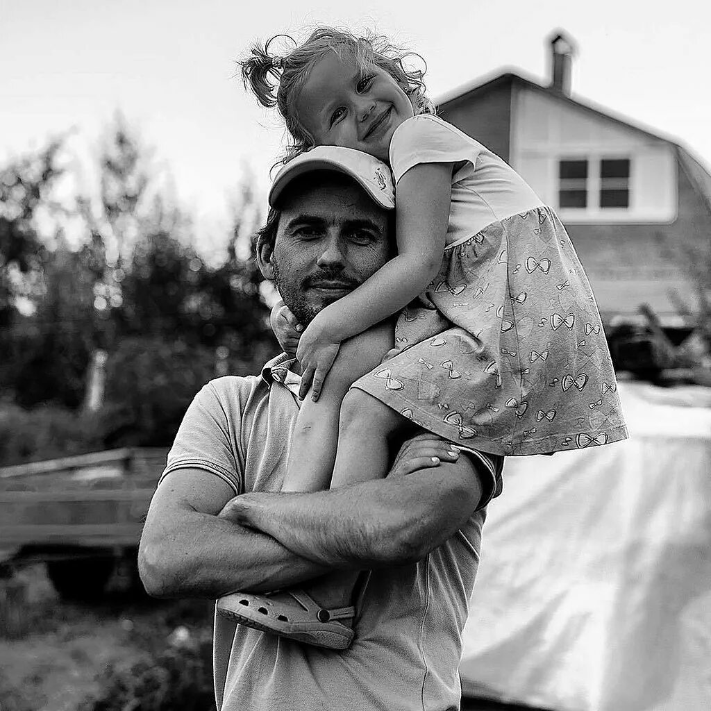 старый отец дочь. трогательные фото. пожилые люди и молодежь. фотосессия отец и дочь. пожилой отец и дочь.