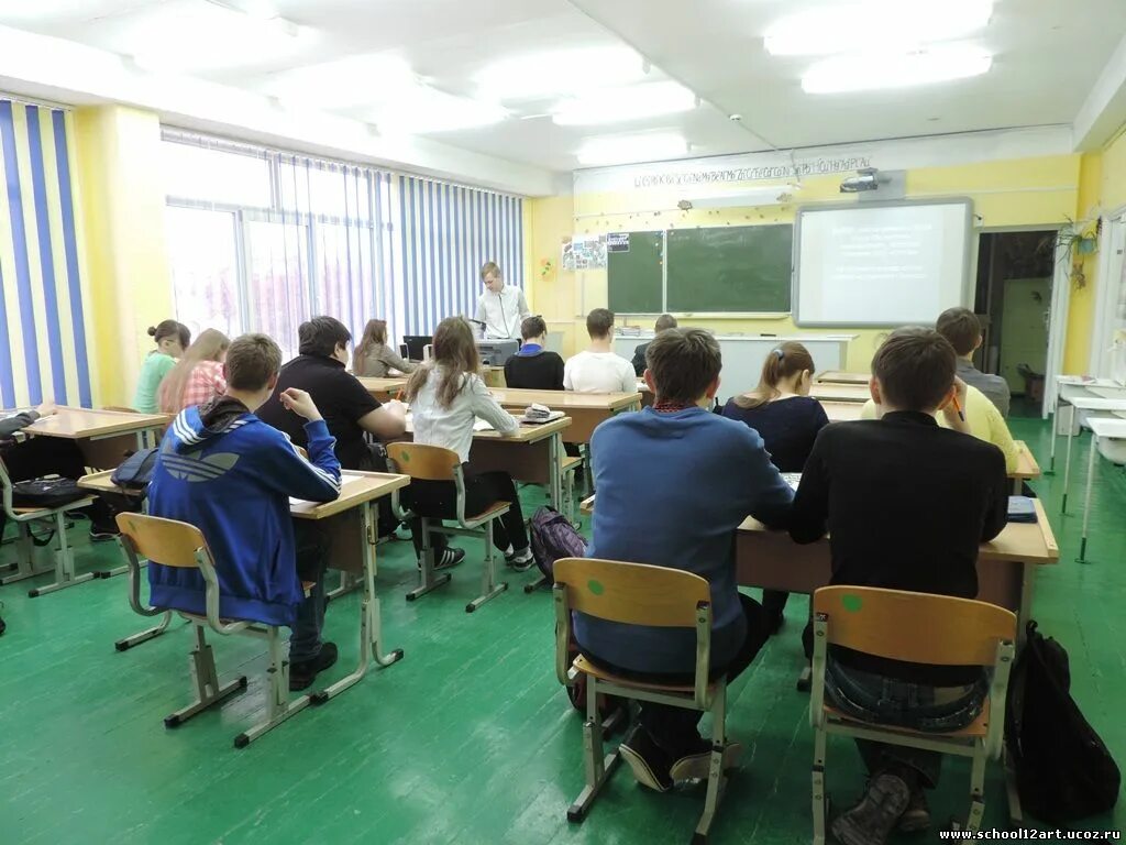 Школьники на информатике. Дети школьники. Физкультура в начальной школе. Дети в классе. Студенты в вузе.