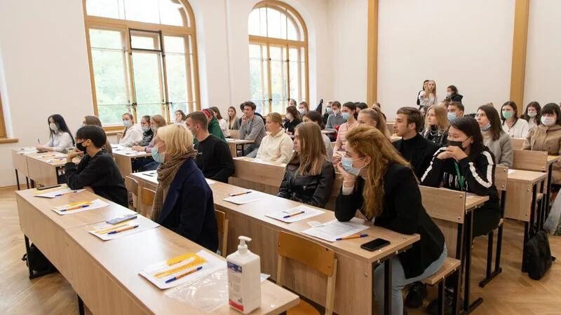 Спб обучение отзывы. Политех СПБ студенты. Девушка в питерском университете. Обучение от Картонтаре в питерском университете. ВШЭ переходит на Дистанционное обучение.