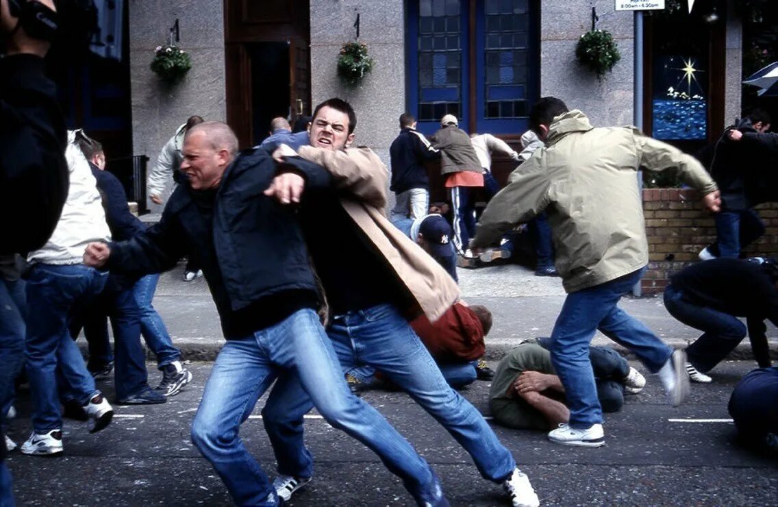 Вооруженное сопротивление полиции. Danny dyer football factory. Картинки, ближний бой, клинч. Групповой штурм. Группа атака рязань.