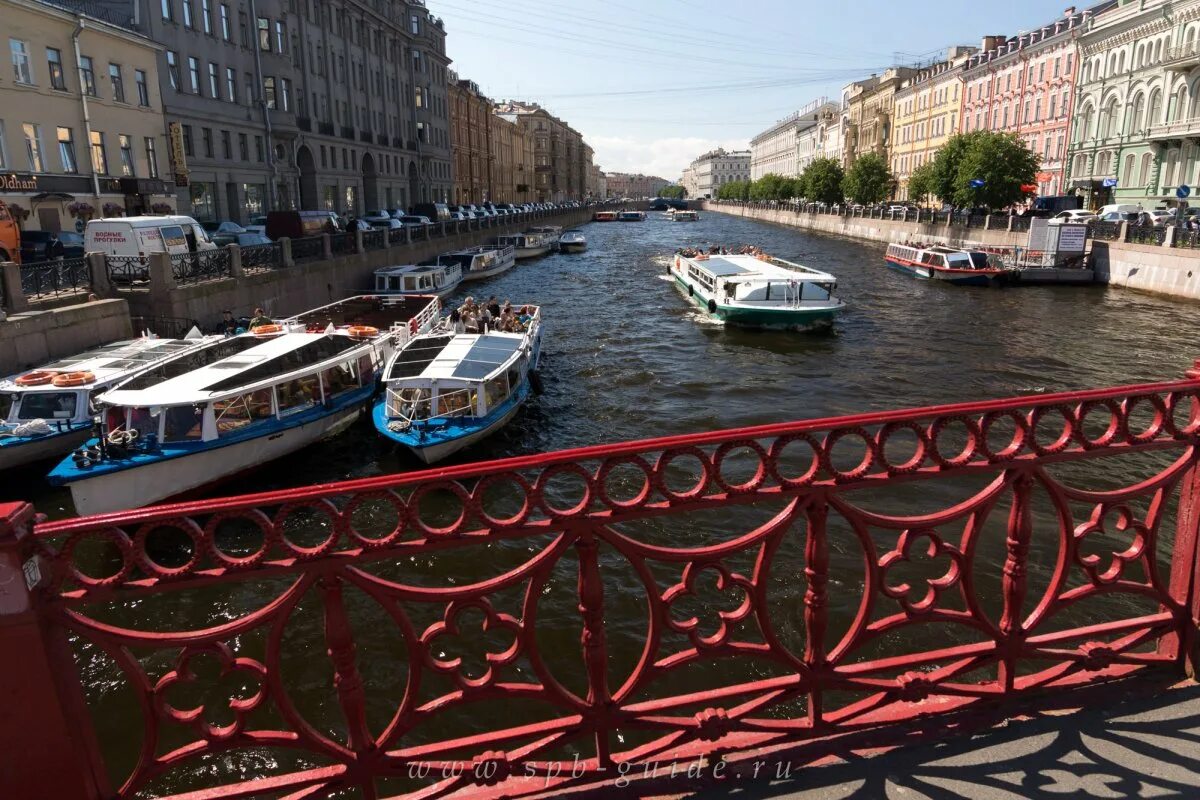 Мойка спб. Река мойка Санкт-Петербург. Красный мост на набережной реки мойка. Красный мост в Санкт-Петербурге. Красный мост на мойке в Санкт-Петербурге.