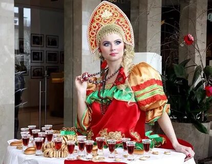 Девушка делает столы