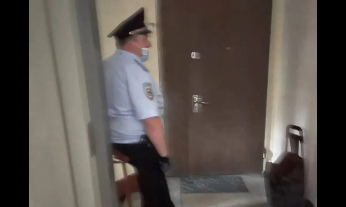 Пришли обыском. Пришла полиция с обыском. издание проект расследование. полицейский пришел к двери квартиры. главный редактор обыск.