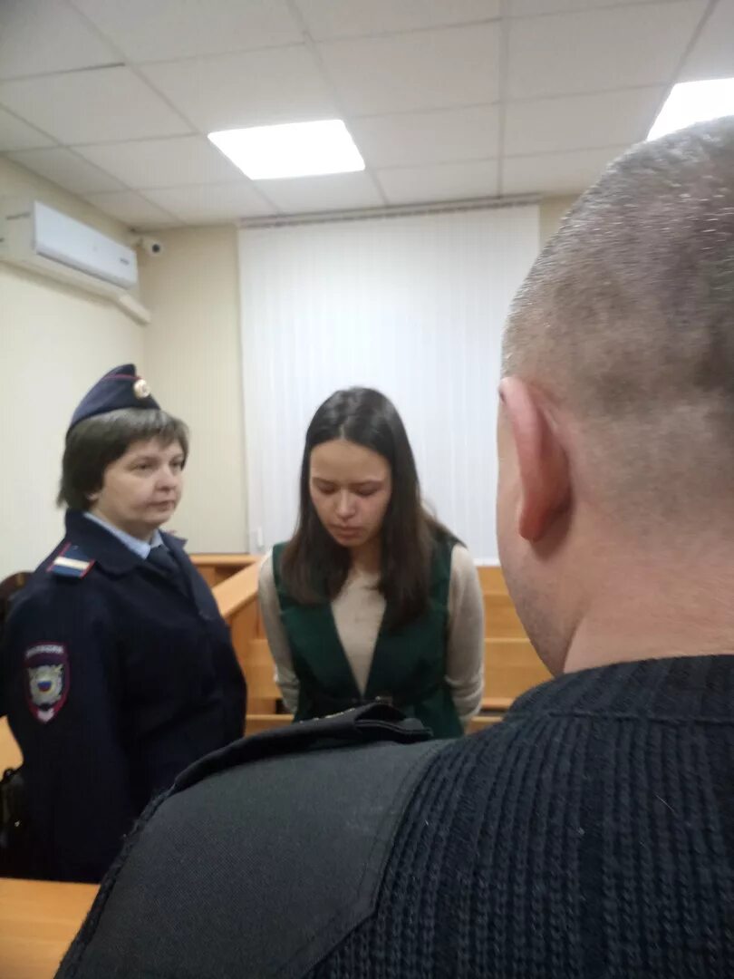 Издевательство над ребенком в омске. Стоять на гречке на коленках. Ребенка ставят на гречку мужское. С кашей мальчика. Ребенка ставят на гречку мужское.
