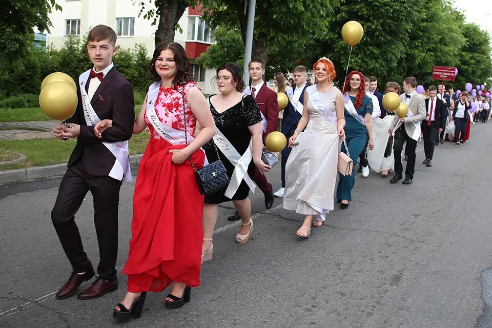 Выпускные вечера в 2024 году. Выпускной вечер 2021. Евпатория выпускной. Фото выпускные вечера в 2021 году. Выпускной вечер в Ершичах.