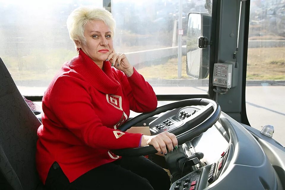 Женщина водитель маршрутки. Девушка за рулем автобуса. Девушка водитель. Девушка водитель автобуса в казани. Девушка за рулем автобуса.