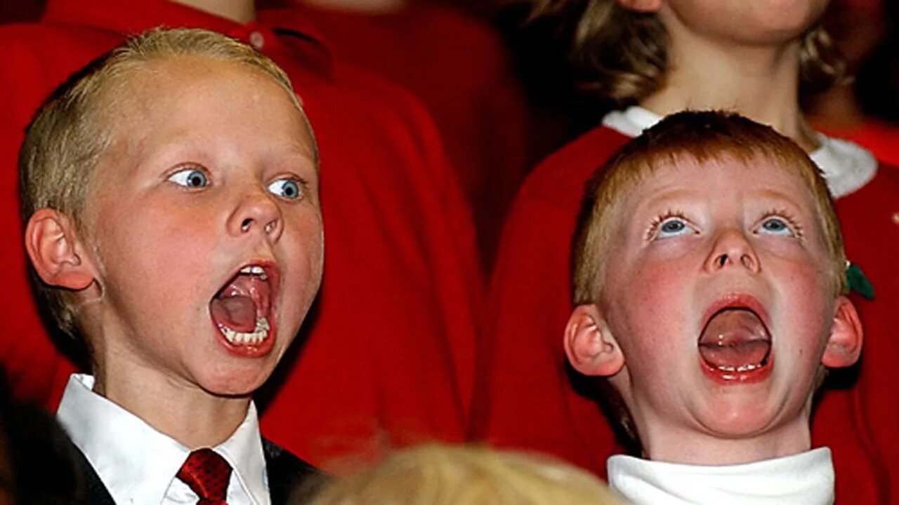Школьники поют. Смешные дети поют. Смешно поет. Дети поют с открытыми ртами.