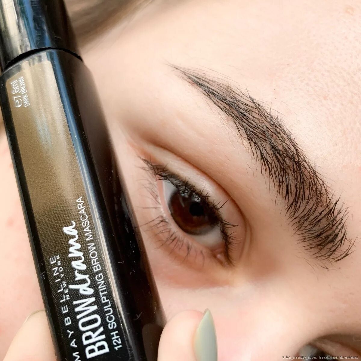 Тушь для бровей maybelline new york. Тушь для бровей медиум браун от мейбелин. Brow drama. Тушь для бровей мейбелин brow drama. Maybelline тушь для бровей brow drama.