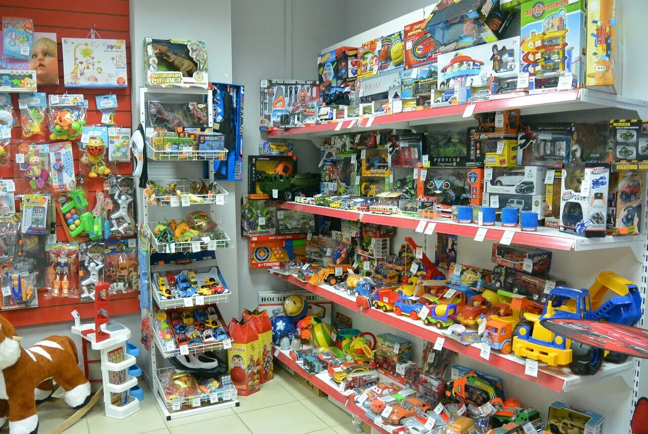магазин игрушек. выкладка мягкой игрушки. розничная торговля игрушками. товар в корзине интернет магазина. игрушечный магазин.