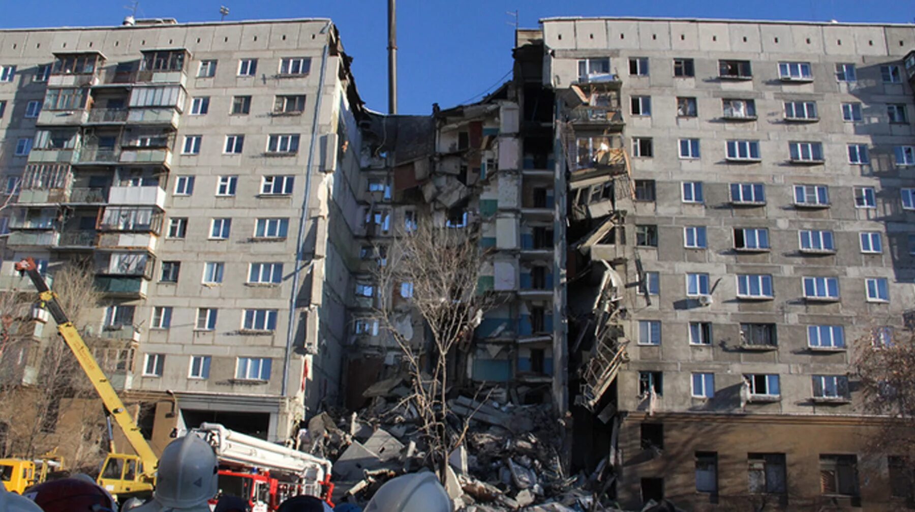 Магнитогорск дом сегодня. Дом Магнитогорск обрушение. Обрушение здания в Магнитогорске. Взрыв газа в Магнитогорске 31 декабря. Взрыв жилого дома в Магнитогорске (2018).