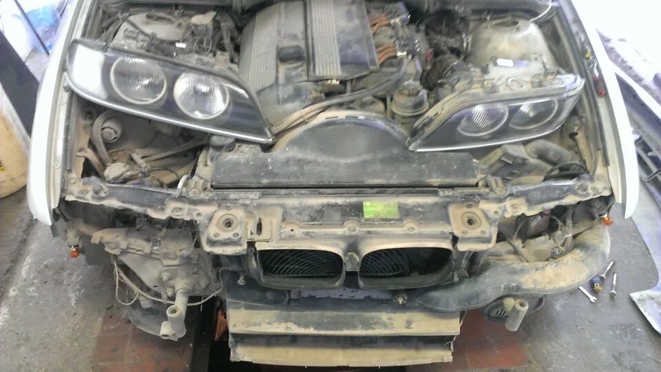 Разбор е46. Бмв е 39 со снятым бампером. бмв е39 с разобранной мордой. bmw e39 разбор. кузов е39 разобранный.