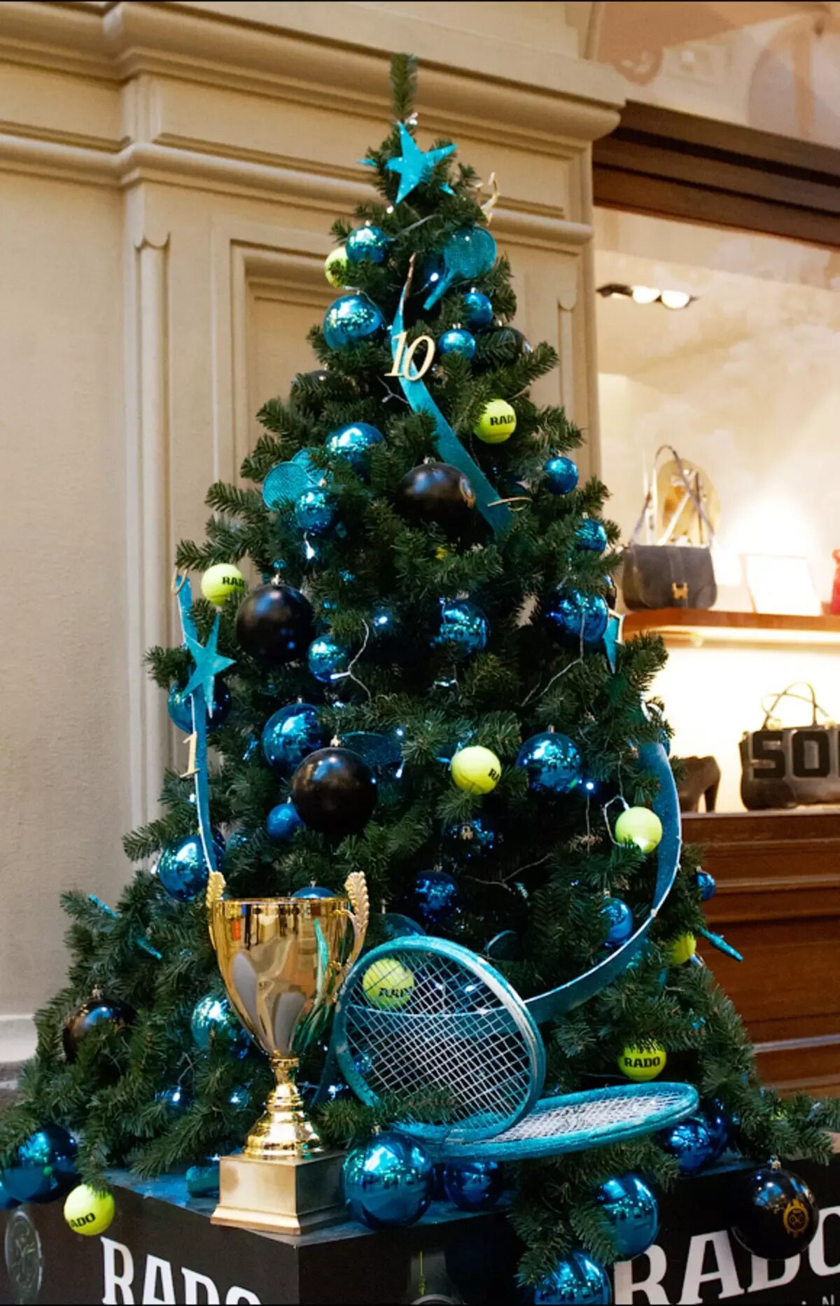 Елка украшенная синими шарами. Новогодняя елка с синими шарами. Украшение елки в синих тонах. Украшение елки в сине золотом цвете.