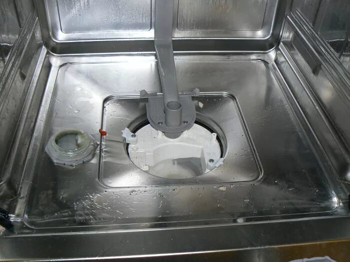 Течь воды посудомоечной машины. ПММ Beko поддон. Поддон посудомоечной машины Bosch. Впускной клапан посудомоечной машины Bosch. Посудомойка бош Нижний поддон.