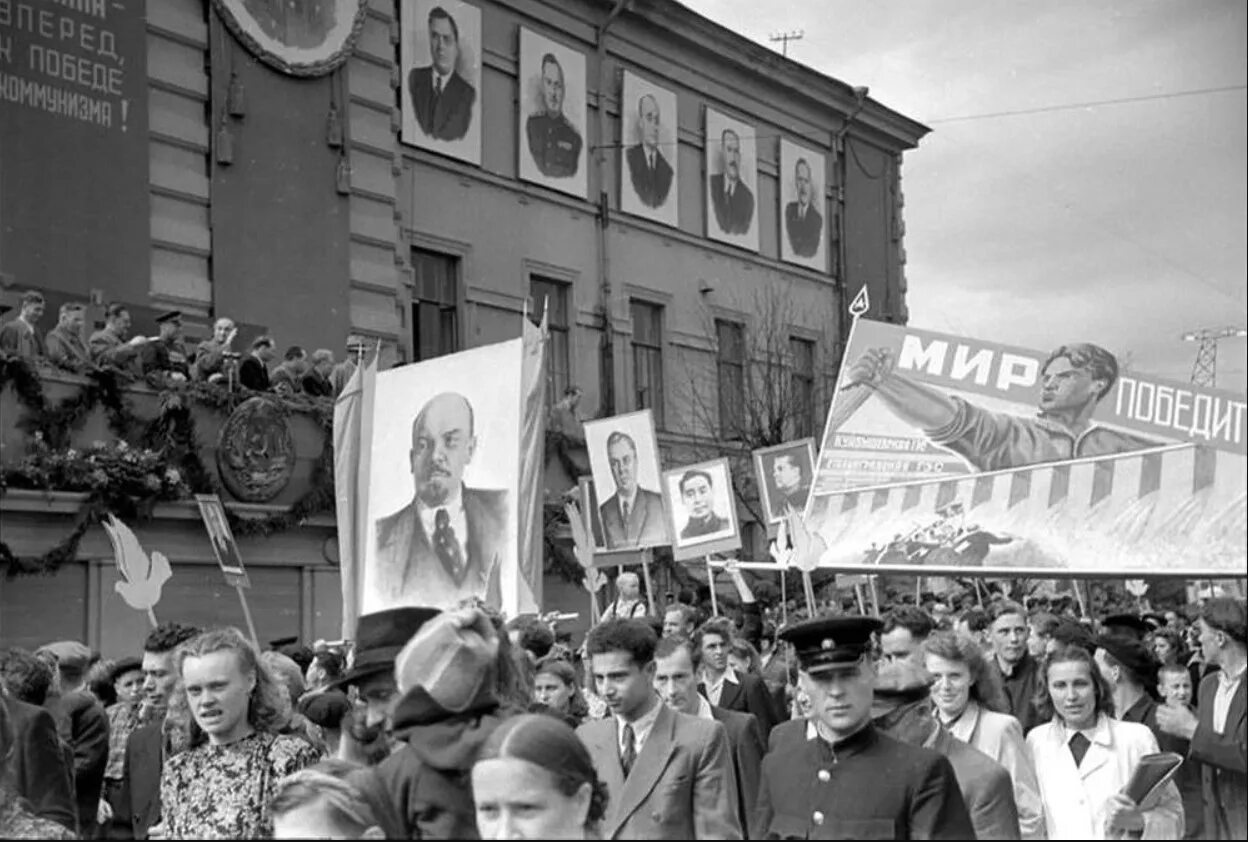С днем победы 1948 год. Парад 1 мая 1946 года в москве. Брянск глазами разных поколений фото. Сквер у дома советов оренбург. Первомайская демонстрация в ссср 50-е.