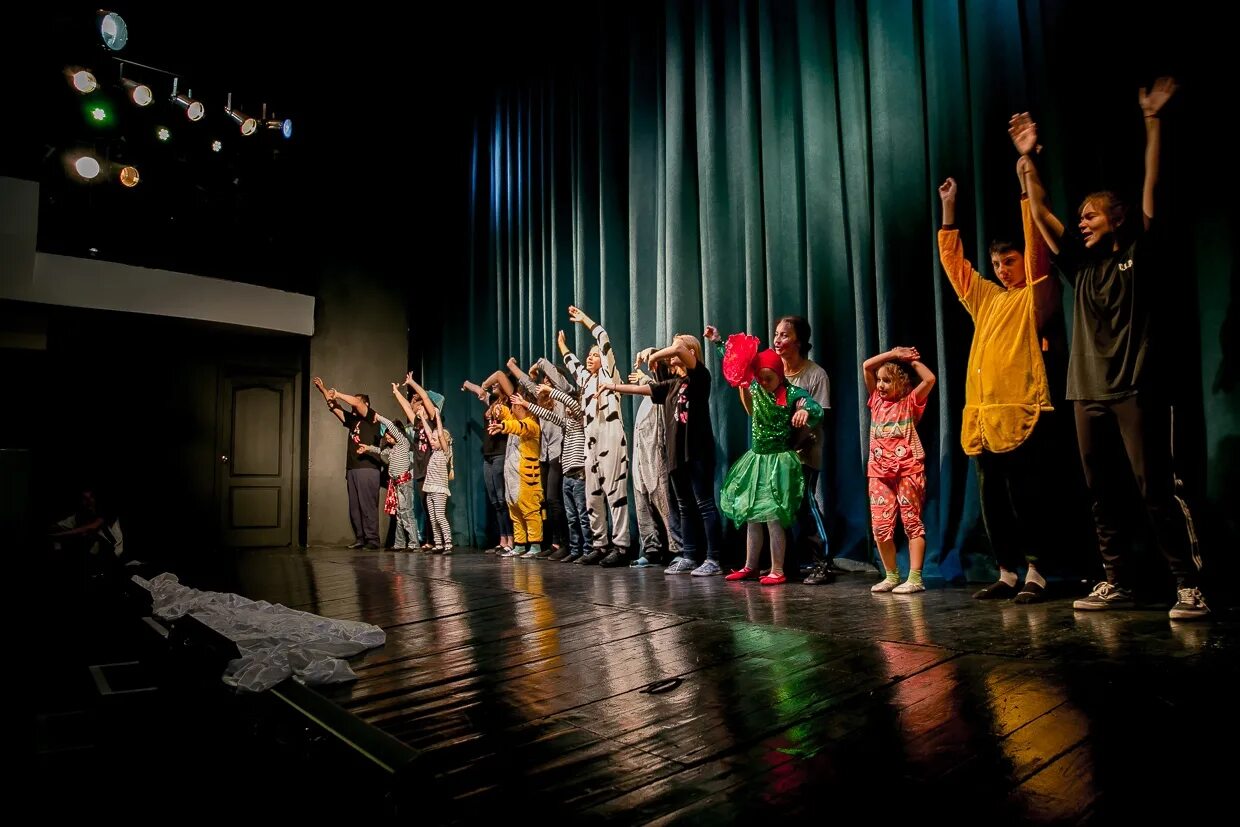 Хожу в театральную студию. Объявление в театральную студию. Набор в театральную студию. Объявление о наборе в кружок театра кукол. Детская театральная студия.