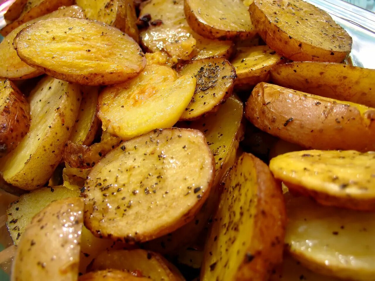 Как вкусно пожарить картошку в духовке. Жареная картошка. жареная картошка в духовке. картофель по-деревенски в духовке. картошка по-деревенски на сковороде.