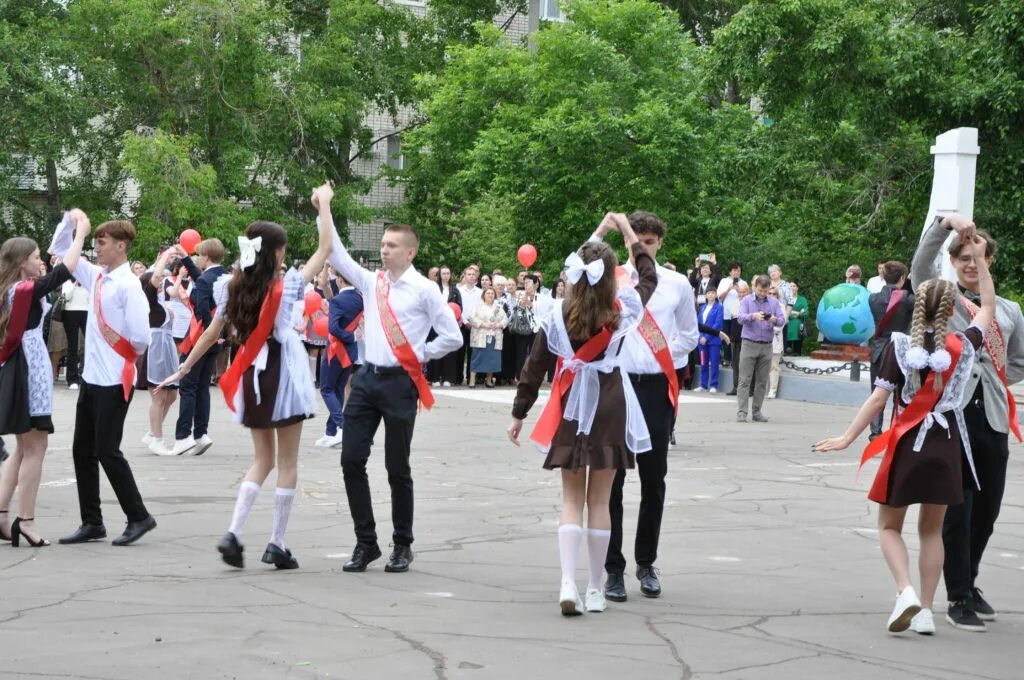 Последний звонок 2 школа Михайловка. В добрый путь выпускники 11 класса. В добрый путь выпускники 9 класса. Школа 29. Школа говори видео