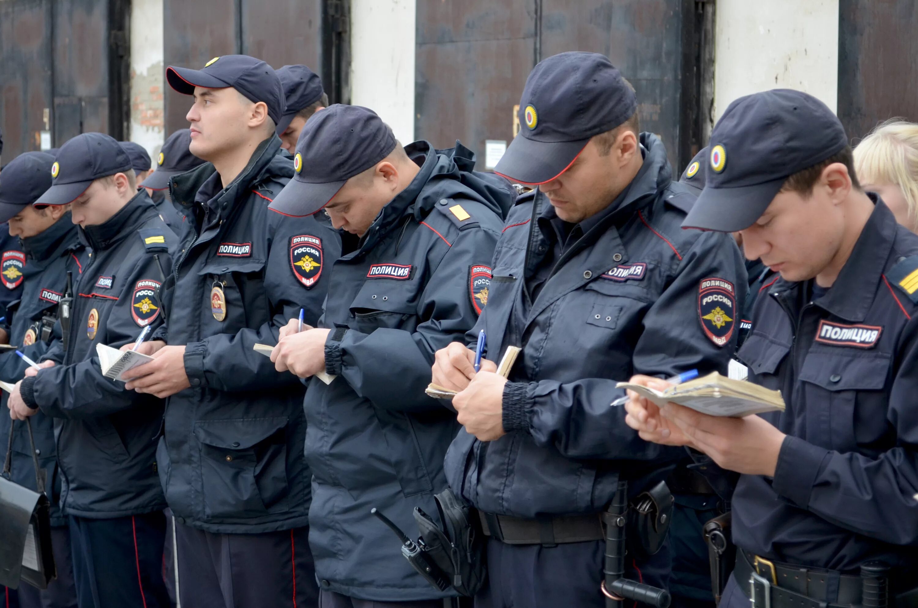 Много полиции в городе в. Много полиции. безопасность полицейского. много полицейских. поли полицейская безопасность.