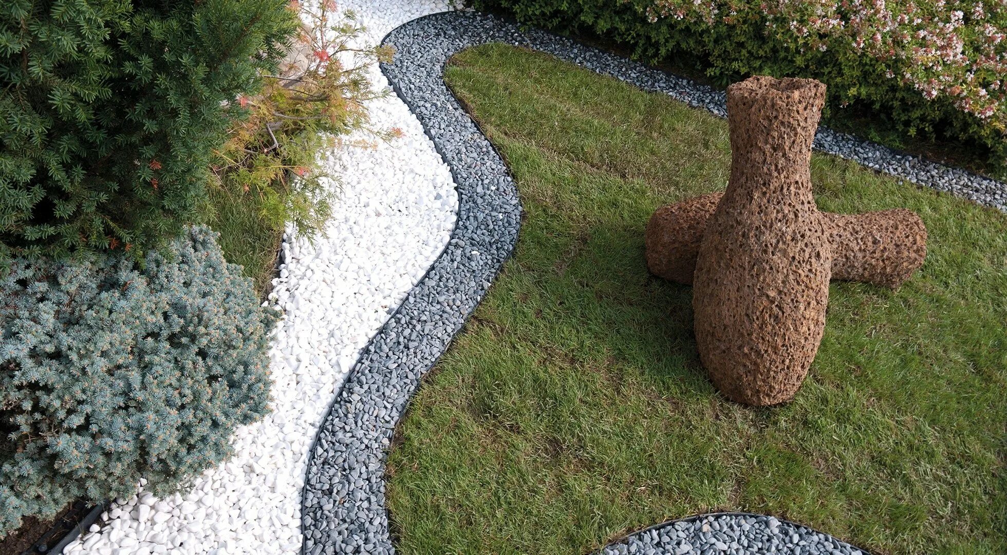 Крошка для дизайна. Мраморная крошка в ландшафте. Мраморная крошка в ландшафтном дизайне. Декоративная галька для сада. Мелкий камень для ландшафта.