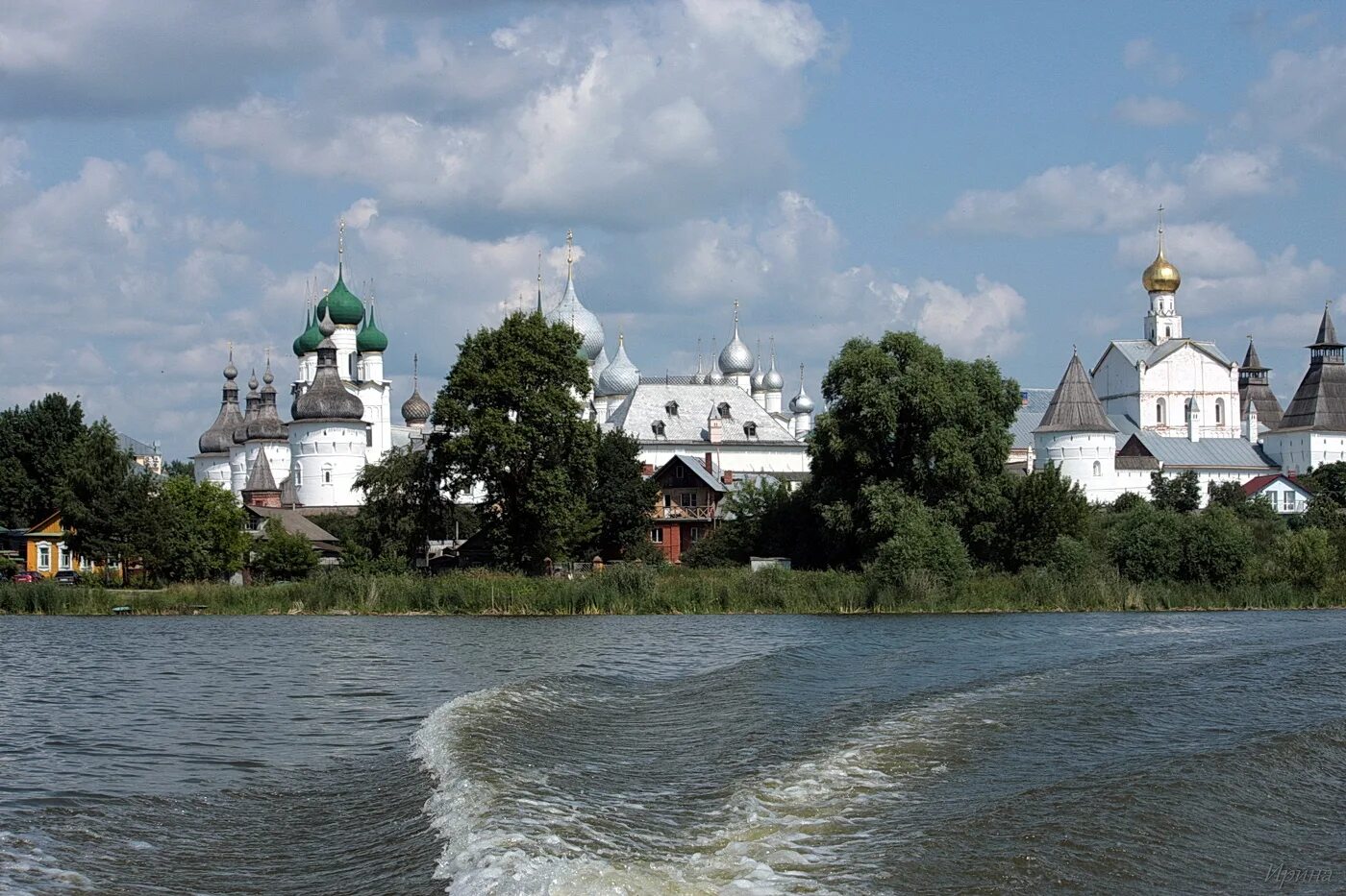 На берегах озера неро между москвой. Ростов Великий на озере Неро Горбатов. На берегах озера Неро между Москвой и Ярославлем. Озеро Неро Ростов Великий купание. Озеро Неро Ростов Великий фото.