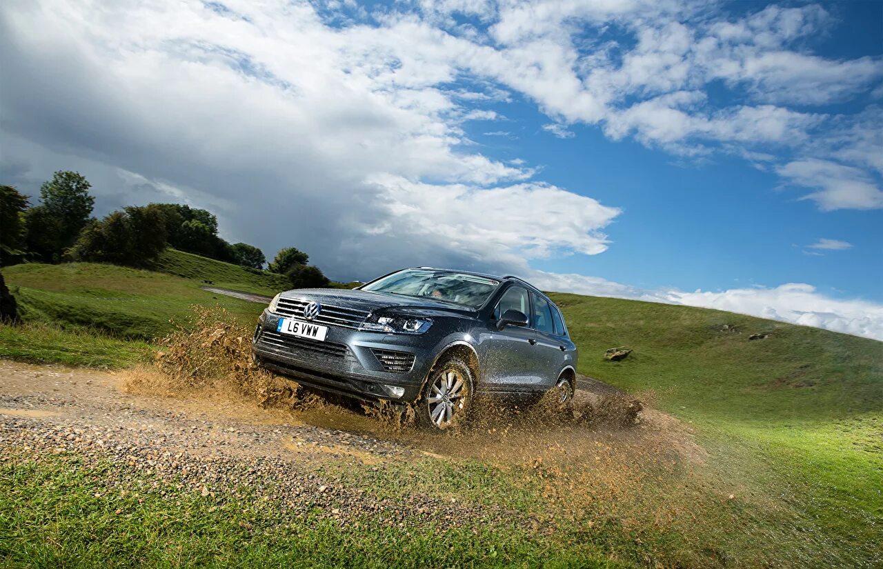 Volkswagen дорог. Туарег 2015. VW Touareg 2015. Фольксваген Туарег по грязи. Фольксваген Туарег грязь.