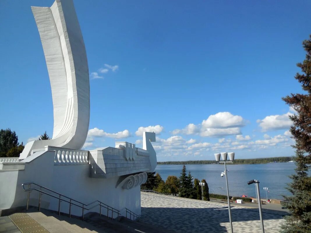 Набережная ладья. Ладья Самара памятник. Стела Ладья Самара. Памятник Ладья в Самаре на набережной.