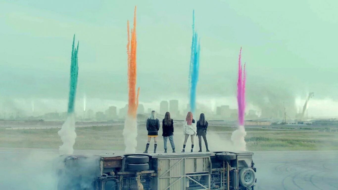 Он зе граунд. Блэкпинк стэй. Black Pink stay. Блэк Пинк stay. BLACKPINK stay обложка.