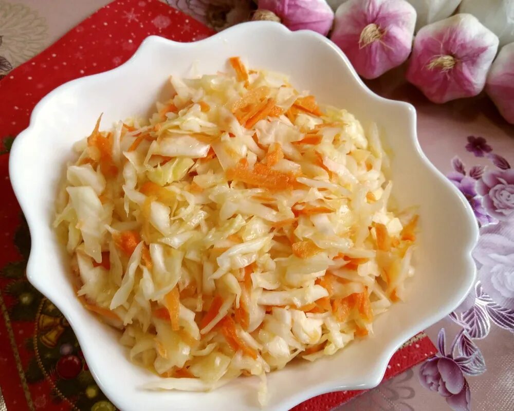 Капуста как в столовой рецепт с уксусом. Капустный салат. капуста и морковь. тушеная капуста фото. потушить капусту.