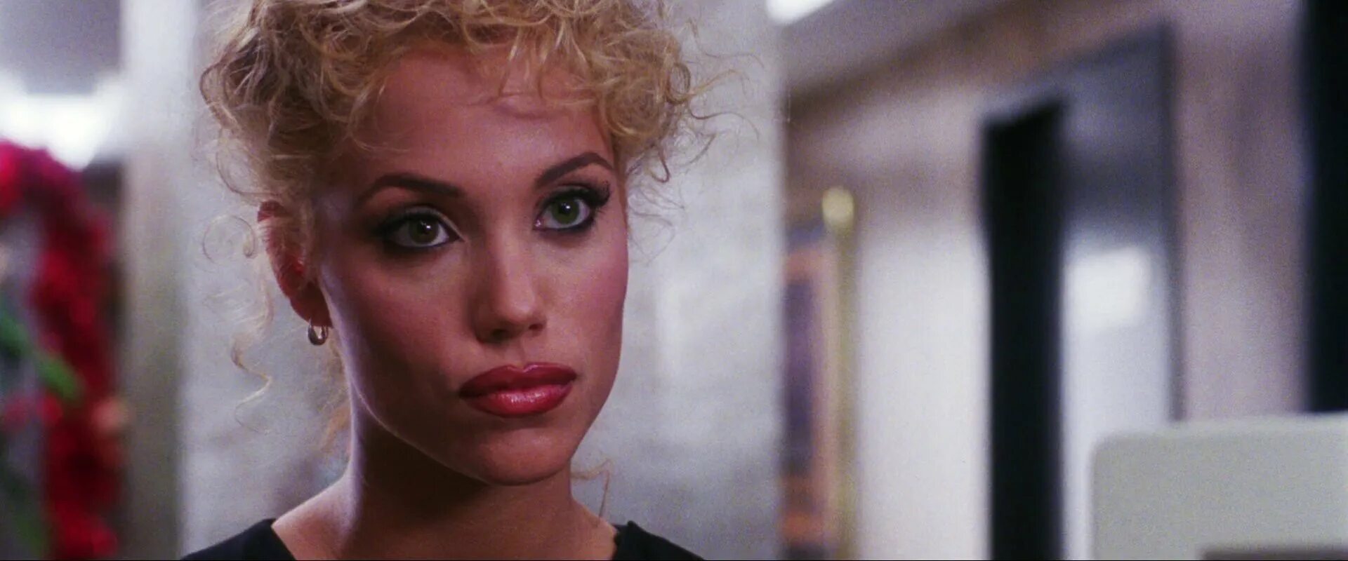 Шоу герлз 1992. Элизабет беркли 1995. Элизабет беркли showgirls. Элизабет беркли, «шоугёлз» 1995. Элизабет беркли шоугелз.