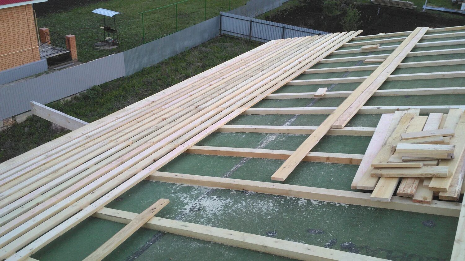 схема обрешетки крыши под металлочерепицу. монтаж обрешетки под. контробрешетка кровли. контробрешетка кровли. монтаж обрешетки под.