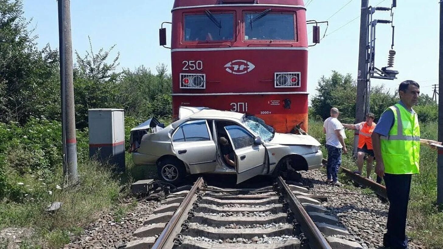 Случай на железнодорожном переезде. Железнодорожная авария. Несчастные случаи на ржд видео. Столкновение с поездом на переезде. Дежурный по переезду действия.