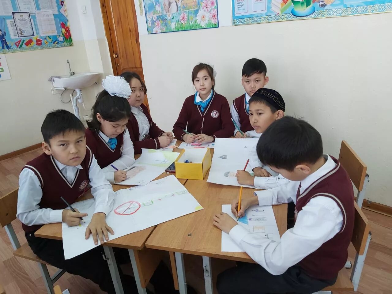 Мектеп картинка. Интернетсіз бір күнім қмж. Мектеп картинка. Сынып сағаты. Презентация жол жүру ережесі.