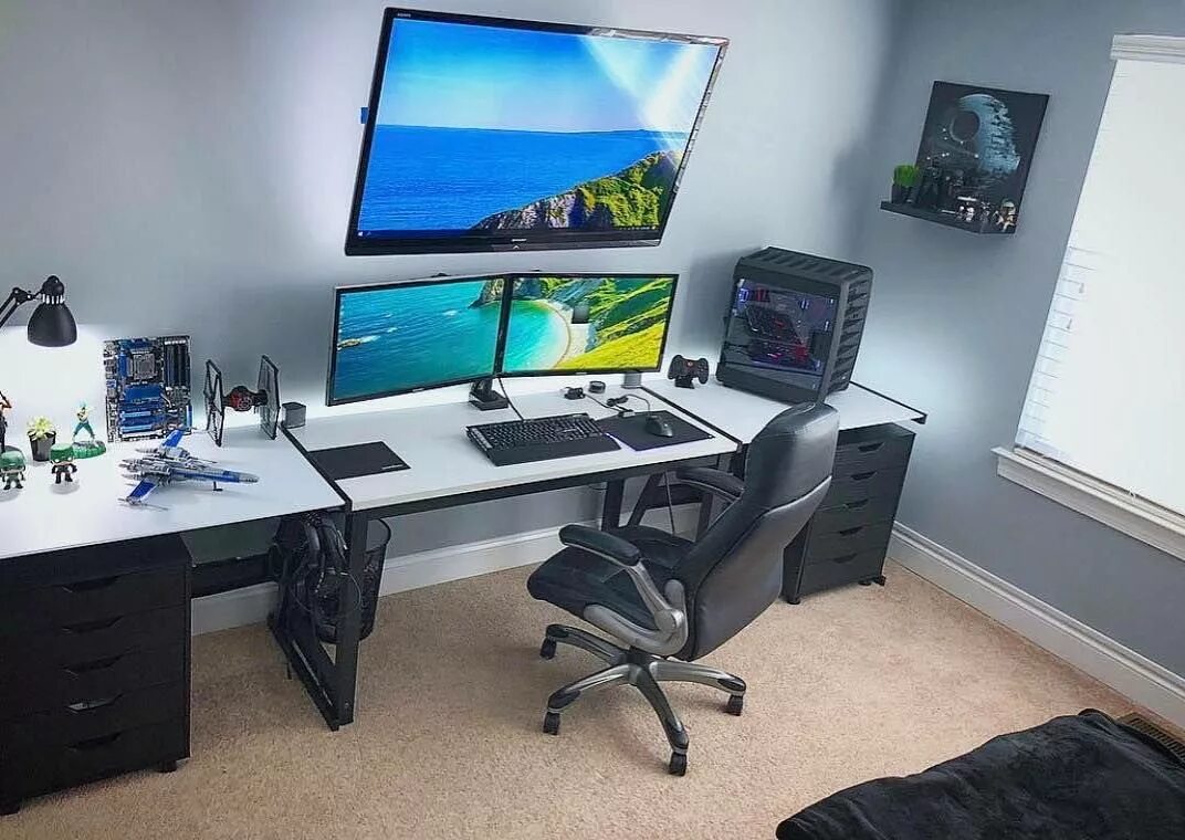 Хороший офисный компьютер. Компьютер в офисе. Стол программиста. Рабочее место программиста. Рабочее место компьютерный стол.