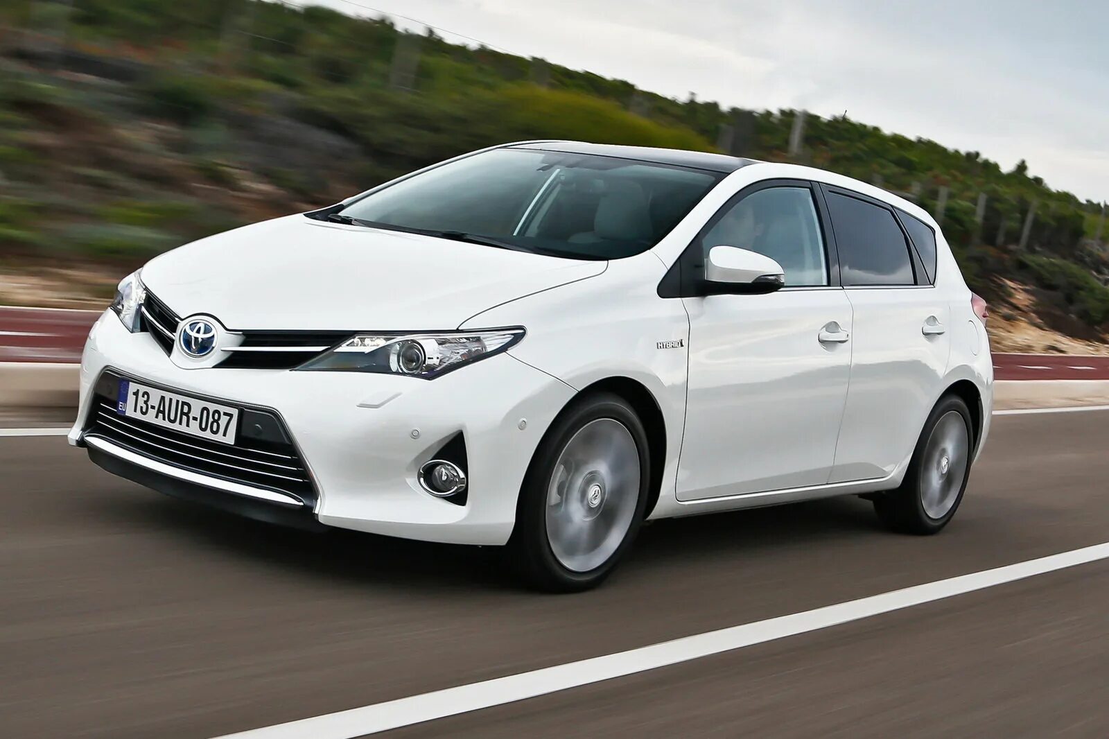 Toyota auris 1.6. Тойота аурис 2013. Toyota Auris Hybrid. Toyota Auris 2013. Тойота аурис гибрид 2017.