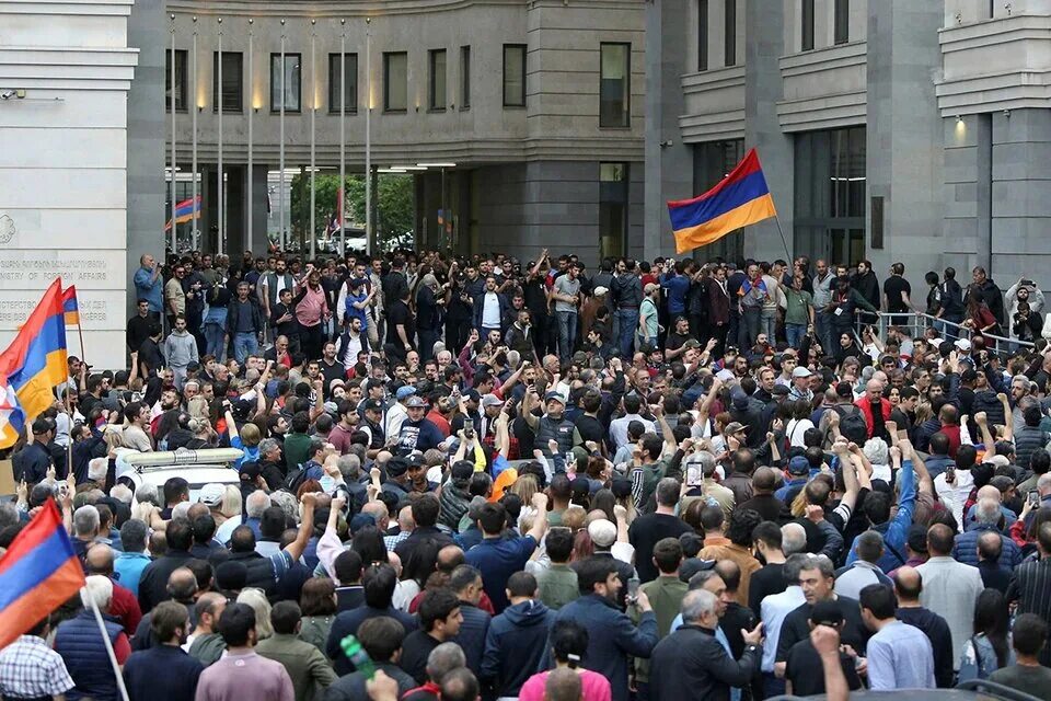 Армения новости. Антироссийские протесты в армении 2025. антироссийские митинги в ереване 2025. митинги в армении сейчас 2025 года. армения митинги оппозиции 2025.