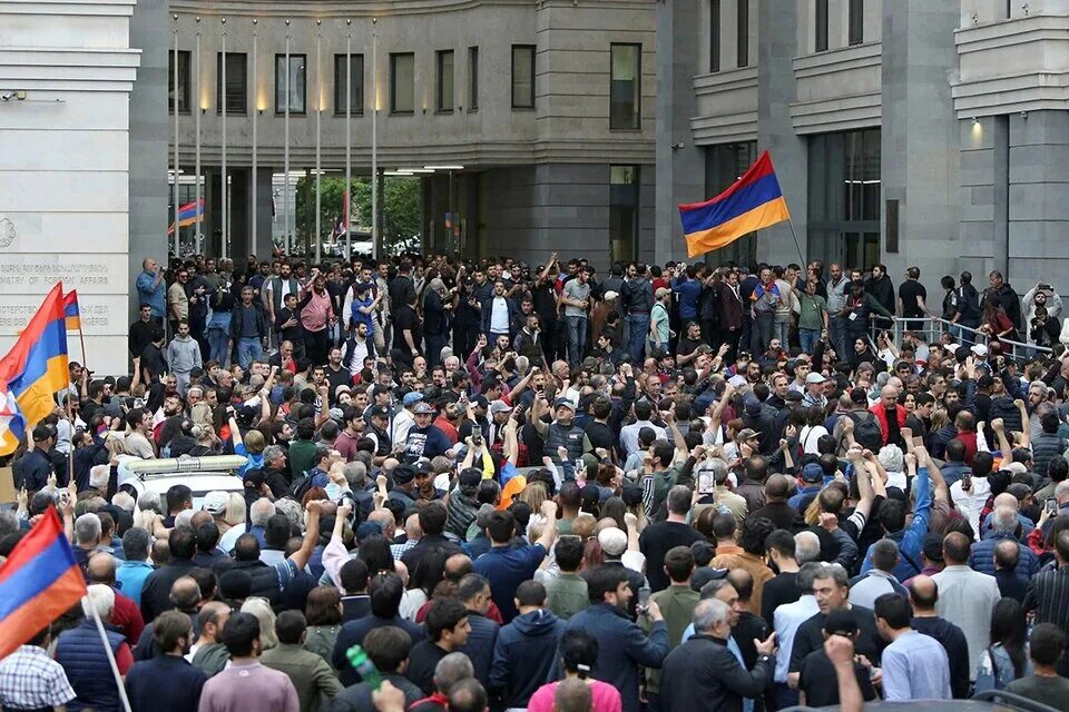 В ереване пройдет. Антироссийские протесты в Армении 2022. Антироссийские митинги в Ереване 2022. Митинги в Армении сейчас 2022 года. Армения митинги оппозиции 2022.