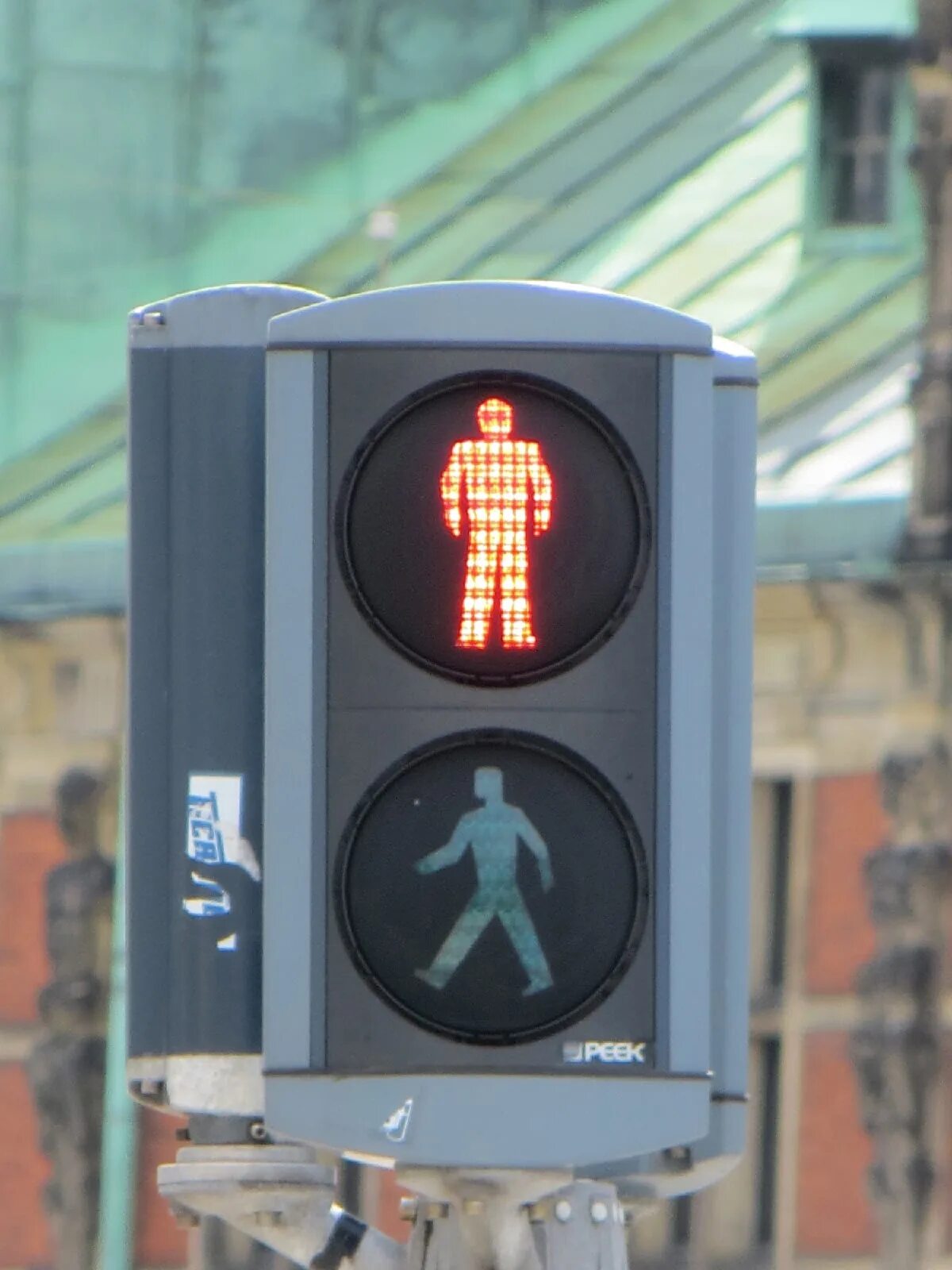 Светофор для пешеходов. Светофор для пешеходов красный. Свефтофон дня пешехода. Красный сигнал для пешеходов.