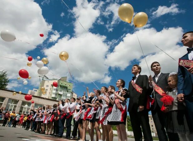 Гимназия 45 барнаул. 25 Школа Барнаул. Барнаул последний звонок. Барнаул последний звонок 2005г.