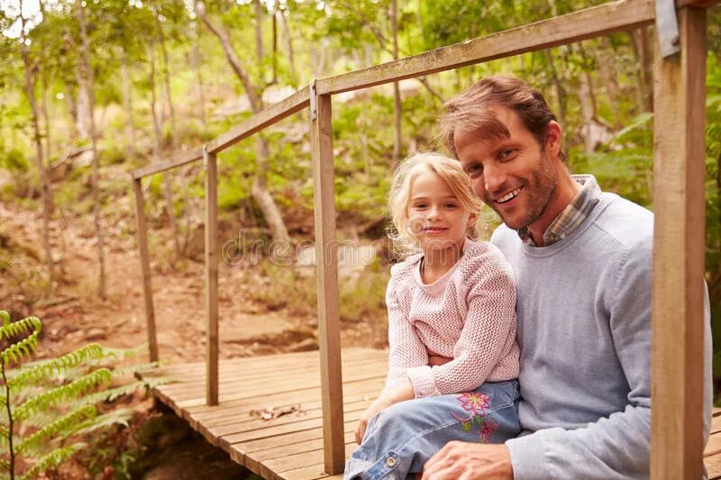 Dad young daughter. Отец и дочка в походе. Отец и юная дочка реальное фото.